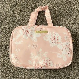 Yumikim toiletry bag